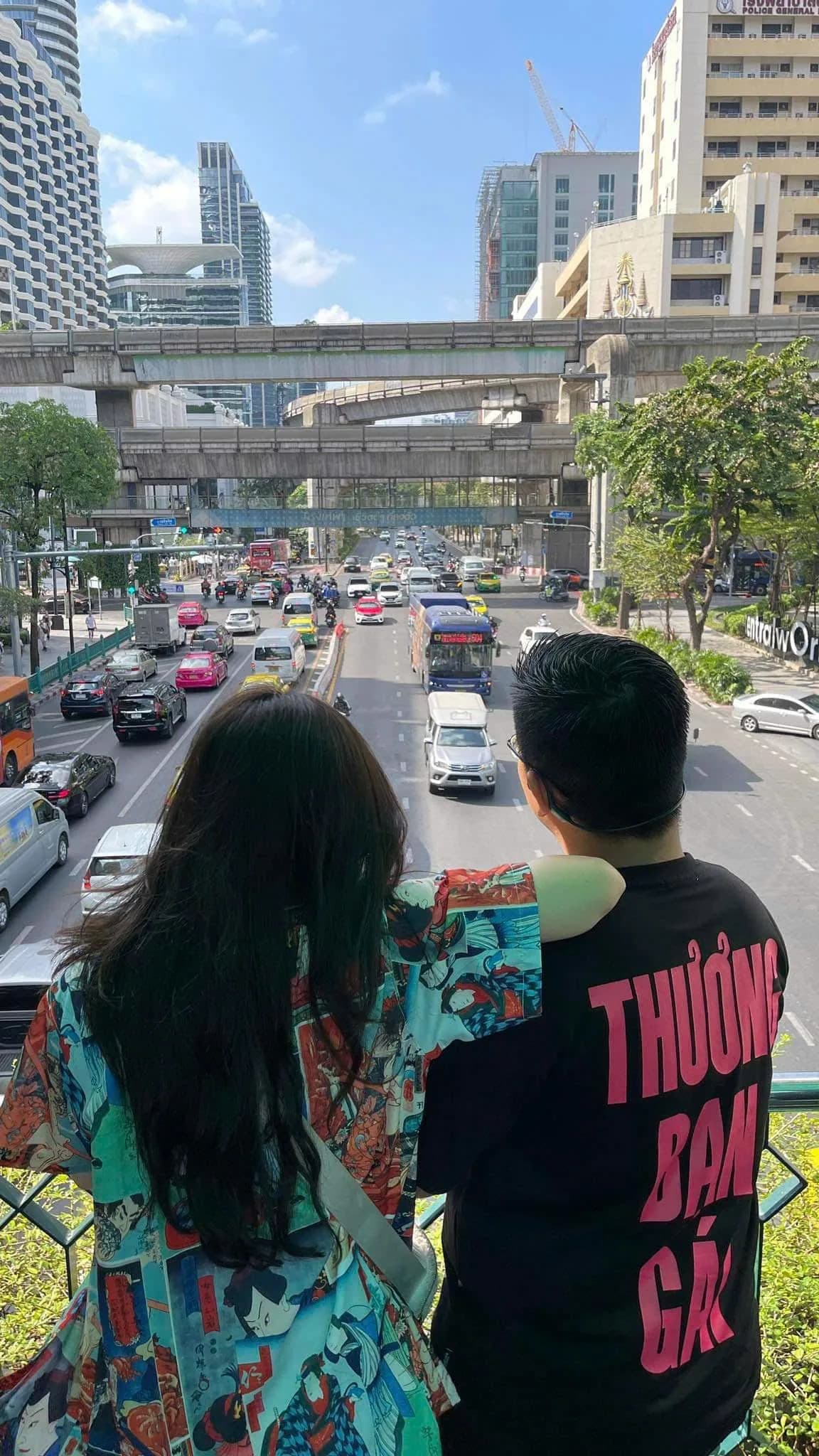 Hong Hanh and Tri Anh in the city