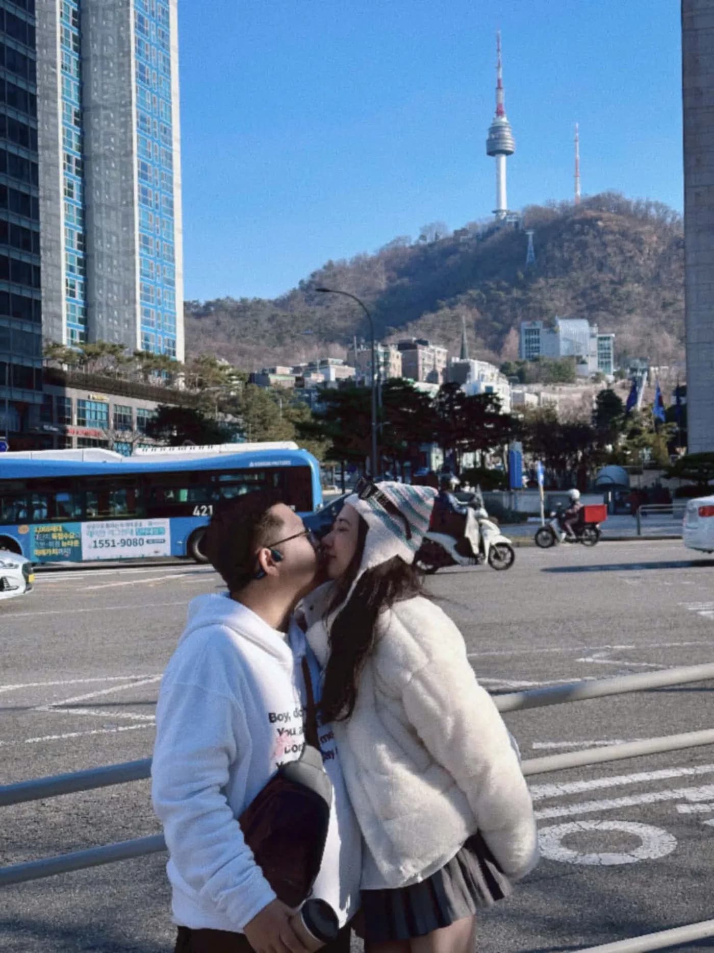 Hong Hanh and Tri Anh sharing a kiss