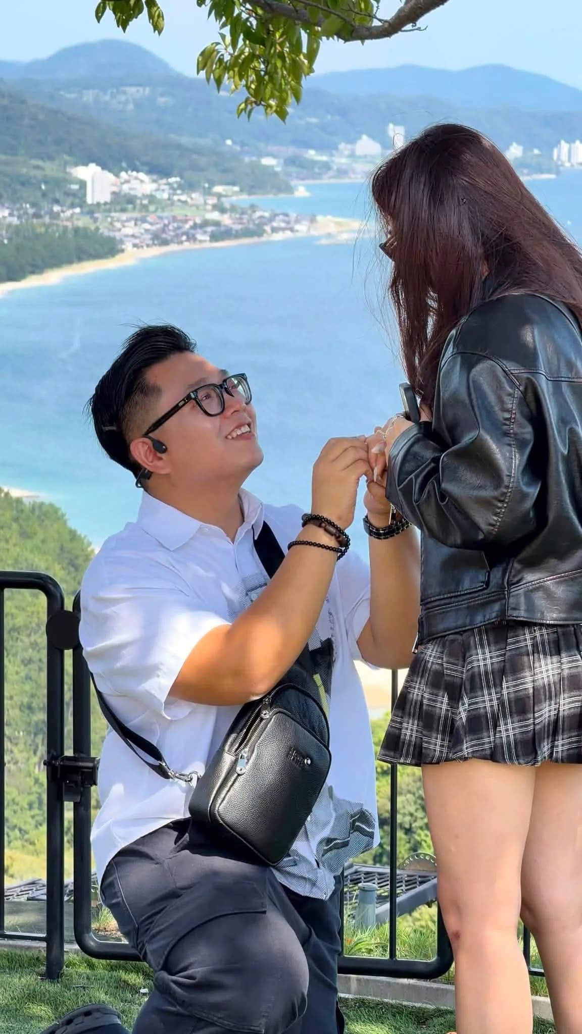 Tri Anh proposing to Hong Hanh by the sea in Japan